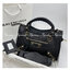 หนังแท้ BALENCIAGA CLASSIC CITY SMALL SHOULDER BAG in black Arena lambskin อะไหล่เงิน / ทอง การสร้างสรรค์ที่มีเอกลักษณ์เฉพาะตัว หรูหรา สีดำคลาสสิก วัสดุหนังแกะแท้ทั้งใบ ภายในโล่งกว้างจุของได้เยอะ เกรดออริจินอล ตอบโจทย์ได้ทุกลุค ทุกไลฟ์สไตล์ คูลๆ เท่ๆ ภาพส