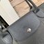 8สี พร้อมส่ง Longchamp LE PLIAGE NÉO TOP HANDLE BAG (medium size) อีกหนึ่งรุ่นยอดนิยม ที่สาวๆ ต้องมีไว้เก็บไว้สักใบ กระเป๋าโท้ทใบนี้ มาพร้อมกับสีที่มีสไตล์เรียบง่าย มีสายสะพายยาวปรับสั้นยาวได้ช่วยให้คุณสามารถสะพายไหล่ได้อย่างสบาย ในตัวสายปักโลโก้อันเป็นสั