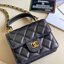 หนังแท้ VIP GIFT CHANEL MINI BLACK BAG รุ่นยอดนิยมไอเท็มฮิตวัสดุหนังแท้เรียบสวยคลาสสิคเปิดปิดด้วยฝาปิดกระดุมด้านหน้ามีโลโก้แบรนด์อะไหล่ทองสวยหรูดูดีมากกกก มาพร้อมสายโซ่ทองร้อยหนังจะสะพายไหล่ หรือ Crossbody ก็ดูดี ภายในโล่งกว้าง ตัวจริงสวยน่าใช้ Chanel min