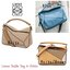 Loewe Puzzle Bag In Classic กระเป๋าทรง Puzzle นี้ออกแบบโดย Jonathan Anderson โดยได้รับแรงบันดาลใจในการออกแบบมาจากรูปทรงของลูกรักบี้ ดังนั้น จึงจะเห็นได้ว่าการตัดเย็บและรูปทรงของกระเป๋านั้นคล้ายคลึงกับลูกรักบี้ รูปทรงดูมินิมอลไม่ทิ้งคอนเซ็ปต์ของแบรนด์ สามา