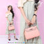 LYLABRAND🔔 KELLY STYLE / SIZE 25 CM / PU TOP PREMIUM อะไหล่เงิน มาพร้อม สายหนัง และ สายแคนวาส ทรงที่ฮิตตลอดกาลค่ะ ตลอดหลายปีที่ทำกระเป๋ามา รีออเดอร์มาหลายรอบมากๆ รอบนี้ก็ยังเป็นอีกรอบที่เราทำหนังขึ้นมาให้ หนัง PU TOP PREMIUM สวยกริบเทียบหนังแท้ ดู