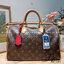 LV speedy soft 30 crafty bag กระเป๋าทรงหมอน รุ่นท็อปฮิต กับดีไซน์ใหม่ต้อนรับฤดูกาลท่องเที่ยว โดดเด่นด้วยการตกแต่งลายพิมพ์ซิกเนเจอร์ และป้ายแท็กหนังสุดเก๋