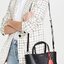 Tory Burch Perry small tote bag ออกแบบเพื่อเหมาะใช้งานได้ในชีวิตประจำวัน ใช้วัสดุผสมผสานช่วยให้กระเป๋าเป็นทรงสวยโดยยังคงคุณภาพนิ่ม สวยงามด้วยหนังวัวแท้ เรียบหรูและคลาสสิค สามารถใช้เป็น every day bag ภายในมีช่องแยกใช้งานอย่างชัดเจน ขนาดที่กำลังพอดีเลยจัดเป