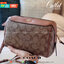 COACH BENNETT CROSSBODY IN SIGNATURE CANVAS กระเป๋าสะพายข้าง รุ่นหมอนไร้หูในตำนาน!! คัมแบคจ้า กลายเป็นรุ่นที่ตามหากันไปแล้วน้า ด้วยทรงที่คลาสสิค บวกดีไซน์เรียบแต่แฝงความหรู ใครๆก็หลงรักแหละ!! ดูออก!! วัสดุหนังแคนวาสเคลือบคุณภาพดี เปิด-ปิดด้วยซิป มาพร้อมสา