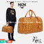 M.C.M TRAVELER WEEKENDER IN VISETOS จัดให้แล้วจ้า สายแคมป์ปิ้ง สายสปอร์ต สายลุย ใบนี้เอาอยู่แน่นอน!! กระเป๋าเดินทาง ใบใหญ่จุใจ ดีไซน์คลาสสิคสไตล์แบรนด์ มาพร้อม tag หนังห้อย พร้อมกุญแจสำหรับล็อคซิป วัสดุหนังแคนวาสคุณภาพดีเต็มใบ และมีหมุดรองก้นกระเป๋าและสาย