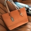 Guess Saffiano Shopping Bag กระเป๋าถือและคล้องบ่าทรงช้อปปิ้งใบใหญ่ หนังSaffiano ใส่เอกสารขนาด A4 ได้ จุของได้เยอะ ด้านหน้าสลักแบรนด์หนังลายนูนพร้อมประดับtagสายหนังถอดออกได้ เปิดปิดด้วยซิปเดียวด้านบน ภายในบุผ้าติดโลโก้ มีช่องเล็กและข่องใส่โทรศัพท์ เรียบง่า