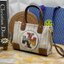 Tory burch ella multi stitch canvas micro tote กระเป๋าใบนี้บอกเลยว่าสไตล์เก๋และแปลกตาเลยทีเดียว กระเป๋าทรงสี่เหลี่ยมขนาดมินิ มีสายเล็กๆ สำหรับสะพายข้าง ลวดลายและสีสันบนกระเป๋ามีเอกลักษณ์ความเป็นวินเทจแบบทอรี่โดยเฉพาะ เป็นอีกหนึ่งแอ็กเซสเซอรี่ที่ทางแบรนด์ร