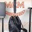 หนังแท้ M.C.M Essential Visetos Original Drawstring Small Cognac / M.C.M Aren Drawstring Bag in Visetos Original กระเป๋าสะพายทรง bucket ขนาดน่าใช้ ภายในเป็นช่องโล่งกว้าง จุของได้เยอะ งานหนังแท้ทั้งใบ ใต้กระเป๋ามีหมุดรองฐานอย่างดี ช่วยถนอมกระเป๋า สายสะพายส