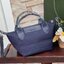 LONGCHAMP LE PLIAGE NÉO TOP HANDLE BAG XS คอลเลคชั่นสุดพิเศษจากลองฌอมป์ มีดีไซน์ที่เรียบหรูและคลาสสิก แฝงด้วยลูกเล่นแบบเฟมินีน แถมยังมีน้ำหนักเบาอย่างไม่น่าเชื่อ มาพร้อมกับหูจับกระเป๋าคู่และฝาปิดแบบกระดุม กระเป๋าถือใบนี้สามารถใช้ถือแบบทั่วไป มีสายสะพายถอด