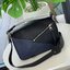 Loewe Puzzle Bag In Classic กระเป๋าทรง Puzzle นี้ออกแบบโดย Jonathan Anderson โดยได้รับแรงบันดาลใจในการออกแบบมาจากรูปทรงของลูกรักบี้ ดังนั้น จึงจะเห็นได้ว่าการตัดเย็บและรูปทรงของกระเป๋านั้นคล้ายคลึงกับลูกรักบี้ รูปทรงดูมินิมอลไม่ทิ้งคอนเซ็ปต์ของแบรนด์ สามา