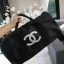 Best Seller ♡♡💃💃 กับทรง travel & fitness bag กับ Chanel VIP Gift Bag Travel Bag Gym Duffel Weekend จากงานพรีเมี่ยมกิ้ฟแบรนด์หรูอย่าง Chanel ของแท้100% ตัวกระเป๋าเป็นผ้า Oxford หนาอย่างดี สกรีนโลโก้แบรนด์ตัดสีขาว เปิดปิดด้วยซิ