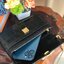 Tory Burch Eleanor Crocodile-Embossed Phone Crossbody Bag จุดเด่นของรุ่นนี้คือดีไซน์ออกมาในสไตล์คลาสสิกที่มาพร้อมกับฮาร์ดแวร์ที่ทำจากวัสดุทองเหลืองและสายสะพายโซ่เกลียวสีทอง ซึ่งการออกแบบได้รับแรงบันดาลใจมาจากเครื่องประดับ รูปทรงกะทัดรัดจึงสามารถสะพายใช้งา