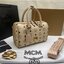 M.C.M ESSENTIAL BOSTON BAG IN VISETOS Small 23 Handbag มาพร้อมสายสปอร์ต กระเป๋าถือ/สะพายข้าง ทรงหมอน สวยโดดเด่น ทรงสวยยอดนิยม มาพร้อมพวงหนังห้อย และสายรัดเก็บหูจับ วัสดุหนังแคนวาสคุณภาพดี เปิด-ปิดด้วยซิป ภายในโล่งกว้าง ใส่ของได้เยอะ กระเป๋าสตางค์ โทรศัพท์