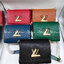 LV Twist MM Epi Leather Handbags หนัง Epi ลายเกรน ตัวล็อก LV Twist สีทองไอคอนิกช่วยเติมเต็มความสมบูรณ์แบบให้กับกระเป๋าได้อย่างลงตัว เหมาะสำหรับการใช้งานเป็น everyday bag หรือถือออกงานก็สวยเลยค่ะ