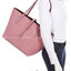 COACH MARKET TOTE กระเป๋าถือใบใหญ่ทรง TOTE ทรงกระเป๋าสวยหรู กระเป๋าใบใหญ่ใส่ของได้เยอะ Tote bag อีกหนึ่งรุ่นฮิต ให้พื้นที่จุของกว้างขวาง เชื่อว่าต้องเคยผ่านตาสาว ๆ มาก่อนแน่นอนค่ะ เพราะเป็นกระเป๋าที่ใช้งานง่าย สะพายไหล่ไปได้ทุกที่ ทุกโอกาส ด้วยขนาดของกระเ
