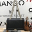 Pedro Velvet Tassel shoulder Bag รุ่นใหม่ชนช้อป!! จากแบรนด์ในเครือ charles&keith กระเป๋าสะพายข้างทรงกล่อง ตั้งอยู่ทรง สายสะพายโซ่ร้อยหนัง อะไหล่ทองทั้งใบ ด้านข้างประดับพู่สุดหรูสามารถสะพายได้ทั้งสายเดี่ยวและสายคู่ ภายในมีช่องซิปแยก สามารถใส่กระเป๋าสตางค์ท