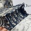 ORI 】Mini Dior Book Tote Phone Bag Blue Dior Oblique Embroidery พร้อมส่งที่ไทย ภาพสินค้าถ่ายจากงานขายจริง ใช้งานต่างประเทศได้ กระเป๋าใบมินิจะใส่โทรศัพท์ได้เช่นเดียวกับของใช้จำเป็นเล็กๆ น้อยๆ ในแต่ละวัน มาพร้อมสายสะพายไหล่แบบปักที่ปรับได้และถอดออกได้ อุปกร