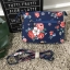 Cath Kidston mini pouch กระเป๋าขนาดน่ารัก ขนาดกะทัดรัดน่าใช้ค่ะ มาพร้อมสายสะพายยาวถอดออกได้ ใบนี้มีสายให้เลือกถึง 3 ลายค่ะ ตามแบบฉบับของ แบรนด์ Cath Kidston ค่ะ ใบนี้ปากกระเป๋ามีซิปค่ะ ด้านในบุผ้าสักหลาด สามารถใส่โทรศัพท์ iphone 7 plus ได้ค่ะ ด้านหลังมีช่