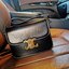 CELINE TRIOMPHE CROSSBODY BAG VIP GIFT WITH PURCHASE-GWP พรีเมี่ยมกิ๊ฟ Limited Edition จาก CELINE PERFUME DUTY FREE COUNTER วัสดุ TRIOMPHE CANVAS & LEATHER ดีไซน์ยอดนิยมสไตล์สาว LISA ทรงสี่เหลี่ยมหนังสวยหรูอยู่ทรง