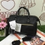 Anello polyester 2 way mini boston bag จากแบรนด์ดังในประเทศญี่ปุ่น กระเป๋าสไตล์คลาสสิค มีโครงปากกระเป๋ากว้างเป็นสัญลักษณ์ วัสดุหนัง pu กันน้ำได้ ภายในมีช่องใหญ่และช่องเล็กด้านข้าง2ช่อง เปิดปิดด้วยซิปคู่ มีตัวล็อคที่หูจับ ด้านหน้ามีช่องซิปเล็กใช้งานได้จริง