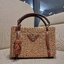 PRADA CORN HUSK AND LEATHER TOTE ธรรมชาติเป็นหนึ่ง!! กับอีกไอเท็มรักษ์โลก ด้วยดีไซน์ล้ำทันสมัย ผสานกับวัสดุจากธรรมชาติ ออกมาเป็นลายสานที่สวยหรู ไม่กระด้าง กระเป๋าทรงโท้ท ขนาดกำลังสวย มาพร้อมหูจับในตัว มีซิปรูปเปิด-ปิดที่ปากกระเป๋า ภายในโล่งกว้าง ใส่ของได้
