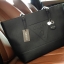 Guess Saffiano Shopping Bag กระเป๋าถือและคล้องบ่าทรงช้อปปิ้งใบใหญ่ หนังSaffiano ใส่เอกสารขนาด A4 ได้ จุของได้เยอะ ด้านหน้าสลักแบรนด์หนังลายนูนพร้อมประดับtagสายหนังถอดออกได้ เปิดปิดด้วยซิปเดียวด้านบน ภายในบุผ้าติดโลโก้ มีช่องเล็กและข่องใส่โทรศัพท์ เรียบง่า