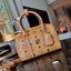 M.C.M ESSENTIAL BOSTON BAG IN VISETOS กระเป๋าถือ/สะพายข้าง ทรงหมอน สวยโดดเด่น ทรงสวยยอดนิยม มาพร้อมพวงหนังห้อย และสายรัดเก็บหูจับ วัสดุหนังแคนวาสคุณภาพดี เปิด-ปิดด้วยซิป ภายในเป็นหนังกลับ โล่งกว้าง ใส่ของได้เยอะ กระเป๋าสตางค์ โทรศัพท์ ของจุกจิกต่างๆ สบาย!