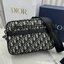 DIOR Maxi Safari Bag with Strap / The hallmark Safari bag / Black Blue Oblique Jacquard / DIOR Messenger Bag กระเป๋าสะพายทรงแมสเซ็นเจอร์เอกลักษณ์ของแบรนด์แห่งตำนานความหรู