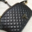 กระเป๋า Guess รุ่นนี้คาดเอว/คาดอก/สะพายข้างได้ครบทุกฟังก์ชั่น ด้านหน้าหนังเป็นลายตาราง ติดโลโก้แบรนด์รูปสามเหลี่ยมด้านหน้า เปิดปิดด้วยซิปยาว ด้านในเป็นช่องกว้างมีช่องซิปด้านใน ตัวกระเป๋าด้านหลังเป็นหนังเรียบ รุ่นนี้มีสายสะพายมา 2 เส้น เส้นแรกเป็นสายหนังปร