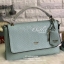 GUESS WOMENS LADIES COAST TO COAST BAG กระเป๋าถือ//สะพายข้าง ทรงสวย หรู วัสดุหนังปั้มลายแบรนด์ทั้งใบ หนังนิ่ม น้ำหนักเบาค่ะ ด้านหน้าห้อยพวงอะไหล่แบรนด์เพิ่มมาให้ เปิดปิดกระเป๋าแบบกระดุมแม่เหล็ก ภายในกว้างมากทีเดียว ใส่กระเป๋าสตางค์ใบยาว; ipad mini ได้ ของ