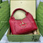 หนังแท้ | Gucci Softbit medium top handle bag โฉมใหม่ล่าสุด กับกระเป๋าสะพายรูปทรงใหม่เรียบหรูด้วยหนังลายเกรน ตกแต่งอะไหล่ Horsebit ครึ่งรูปขนาดใหญ่ด้านหน้าสวยหรูโดดเด่น สวยผู้ดี ดารา เซเลปใช้กันเพียบ