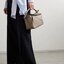 Loewe Puzzle Bag In Classic กระเป๋าทรง Puzzle นี้ออกแบบโดย Jonathan Anderson โดยได้รับแรงบันดาลใจในการออกแบบมาจากรูปทรงของลูกรักบี้ ดังนั้น จึงจะเห็นได้ว่าการตัดเย็บและรูปทรงของกระเป๋านั้นคล้ายคลึงกับลูกรักบี้ รูปทรงดูมินิมอลไม่ทิ้งคอนเซ็ปต์ของแบรนด์ สามา