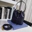 Tory burch monogram leather bucket bag ดีไซน์สวยงามตามแบบฉบับของแบรนด์แล้ว ที่ทำจากวัสดุหนังแท้ ตัวกระเป๋าอยู่ทรงสวยมีลายแบรนด์สวยหรู ใช้รูดเปิดปิด ภายในบุผ้าอย่างดี มีช่องเล็กหนึ่งช่อง ใส่ของได้หลากหลายขนาดกำลังดี ที่นอกจากจะได้เรื่องดีไซน์สวยงาม