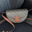 CELINE BESACE CUIR TRIOMPHE IN SMOOTH กระเป๋ารุ่นนี้นำเสนอในรูปทรงฮาล์ฟมูนที่ตอนนี้กำลังงมาแรง เปิดด้วยกระดุมแป๊กเพื่อเผยให้เห็นช่องภายในที่กว้างขวางและกระเป๋าด้านในแบบแบน คุณสมบัติที่โดดเด่นอีกอย่างของกระเป๋าอยู่ที่โลโก้ขนาดใหญ่ รูปทรงสะดุดตา สามารถสะพาย