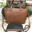 GUESS LARGE SHOPPER BAG WITH POUCH กระเป๋าสะพายรุ่นใหม่ล่าสุดจาก GUESS FACTORY หนัง Saffiano สวยหรูอยู่ทรง ด้านหน้ามีโลโก้แบรนด์ ด้านหลังมีช่องใส่ของ หูหิ้วสะพายไหล่ได้มาพร้อมสายสะพายยาวถอดได้ปรับได้ มีกระเป๋าใบเล็กเข้าชุดกันห้อยที่หูหิ้ว ใบเล็กถอดเเยกใช้