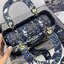 DIOR WOMEN MEDIUM LADY D-LITE BAG VIP GIFT WITH PURCHASE (GWP) พรีเมี่ยมกิ้ฟ Limited Edition จาก DIOR DUTYFREE COUNTER วัสดุหนังแท้ Calfskin หุ้มด้วยผ้า Cannage อีกชั้นและปักลวดลาย 'Dior Palm' กระเป๋า Lady D-Lite ผสมผสานความสง่างามและคลาสสิกที่เ