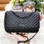 VICTORIA'S SECRET Quilted Chain Crossbody Sling Bag กระเป๋าสะพายรุ่นใหม่ล่าสุดจาก Victoria's Secret วัสดุหนังแกะสังเคราะห์ชึ้นลายริ้วหนังสวยอยู่ทรงไม่ย้วยดีไซน์สุดหรูคุณหนูไฮโซ เปิดปิดด้วยฝาปิดกระดุมแม่เหล็ก ภายในมีโลโก้และช่องใส่ของ ใส่กระเป๋าส