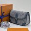 LV Diane Monogram Denim Bag กระเป๋าสะพายมัลติฟังก์ชั่นเดนิมสไตล์วินเทจ ปั้มนูนโลโก้ลายโมโนแกรม ดีไซน์ใหม่ ออกมาได้น่ารักน่าใช้มากๆ สียีนส์ซีดสวยมีเสน่ห์ -- [รับตัวแทนกระเป๋า]