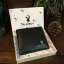 PLAYBOY SHORT WALLET กระเป๋าสตางค์สั้นพับ 2 ตอน รุ่นหายาก Limited Edition จาก Playboy หนังนิ่มอยู่ทรงสวย ด้านหน้าปั๊มโลโก้แบรนด์ ขนาดกำลังดีพกพาสะดวก ภายในมีทั้งช่องใส่รูป ใส่บัตร และ ช่องใส่ธนบัตรแยกสองช่อง เป็นสัดส่วนเหมือนกระเป๋าสตางค์ ใบยาว มาพร้อมกล่