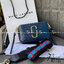 Marc Jacobs Snapshot Bag กระเป๋าแบรนด์ดังจากสัญชาติอเมริกัน นับได้ว่ารุ่นนี้เป็นรุ่นทรงฮิตเลยทีเดียว โดยด้านหน้ากระเป๋าจะเป็นโลโก้แบบโลหะที่เป็นสัญลักษณ์ของแบรนด์นี้ มาพร้อมสายสะพายที่จะสะพายยังไงก็ดูโดดเด่น เพราะขนาดใหญ่ที่สกรีนตัวอักษรโลโก้ ในรูปแบบต่าง