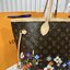 LV x TM Neverfull MM Monogram Flower กระเป๋าสะพายทรงโท้ท คอลเลกชันสุดพิเศษ สวยคลาสสิกมีชีวิตชีวาด้วยโมโนแกรมดอกไม้หลากสี ปรับดีไซน์ให้ดูสนุกสนาน รุ่นลิมิเต็ดผลิตตามเทศกาลมีจำกัด