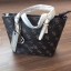 GUESS DELANEY SAFFIANO MINI CROSS BODY BAG กระเป๋าถือหรือสะพายรุ่นที่ฮิตที่สุดจาก GUESS FACTORY หนัง Saffiano ลาย GUESS สวยหรูอยู่ทรงสไตล์ PRADA ขนาดกำลังดีน้ำหนักเบา ด้านหน้าประดับโลโก้พร้อมพวงกุญแจโลโก้แบรนด์ห้อยที่หูกระเป๋า สามารถถอดเเยกใช้ได้ เปิดปิดด