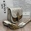COACH Beat Saddle Bag With Horse And Carriage Print คอลเลคชั่นใหม่ ดีไซน์หรูหรา พิเศษมากๆมาพร้อมสายสะพาย 2 เส้น ใช้คู่กันหรือแยกสะพายก็สวยครบสูตร กระเป๋าสะพายทรง saddle คลาสสิค เปิด-ปิดด้วยกระดุมแน่นหนา ภายในเป็นช่องโล่ง ใส่ของได้ครบครัน สาวๆใช้เป็น every