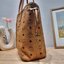 M.C.M SMALL REVERSIBLE LIZ SHOPPER IN VISETOS พร้อมเสิร์ฟความสวยให้ถึงบ้าน กับกระเป๋าทรงโท้ทไซส์ small ขนาดกำลังสวย แถมไม่พอ!! ยังมีใบลูกไปให้อีก สะพายแยกได้เก๋ๆด้วย!! ใครที่มองหากระเป๋าทรงโท้ทจุๆหน่อย ก็ต้องใบนี้เลย ดีไซน์ทรงสวยน่าใช้ โดดเด่นกว่าใคร ไม่ซ