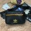 Adidas mini waist bag กระเป๋าสะพายคาดอกหรือคาดเอวขนาดมินิ วัสดุหนังpuลายหนังแกะเทียม มีช่องซิปใช้งาน2ช่อง ใส่โทรศัพท์มือถือได้ทุกรุ่น สายสะพายปรับความยาวได้ฟรีไซส์ ออกแบบมาเพื่อใช้งานได้ทั้งหญิงและชายเลยคร้า!!