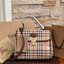 Burberry london kelly bag vintage with strap Gift Bag เป็นขนาดที่พอเหมาะกับการใช้ในชีวิตประจำวัน รูปทรงคลาสสิกที่ไม่ทิ้งในเรื่องของคุณสมบัติการใช้งานลวดลาย Vintage Check ที่ถือว่าเป็นสัญลักษณ์อันเก่าแก่ของแบรนด์ เสริมทุกสไตล์การแต่งตัวได้แบบไม่มีตกยุค พร้