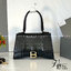 BALENCIAGA Hourglass top-handle tote bag กระเป๋าสะพายแบรนด์หรูซิกเนเจอร์ ที่มาพร้อมดีไซน์โดดเด่น มีความโฉบเฉี่ยว โค้งมนเหมือนพระจันทร์เสี้ยว เพิ่มความสวยสะดุดตาด้วยการตกแต่งอักษร B เมทัลลิก