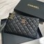 RESTOCK! รุ่นขายดีค่า กระเป๋าคลัทช์&ครอสบอดี้ ทรงหรู จากงาน CHANEL VIP GIFT(GIFT WITH PURCHASE) จากเคาเตอร์ต่างประเทศ จากแบรนด์ CHANEL ลายหนัง CAVIER ของแท้ 100% ด้านหน้าประดับโลโก้แบรนด์สีทอง เปิดปิดด้วยซิป อะไหล่ทอง ด้านในปั้ม MADE IN ITALY ด้านหนึ่งเป็