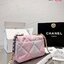 CHANEL 19 FLAP BAG กระเป๋าสะพายทรงคลาสสิค โทนสีหวานละมุน หนังนิ่ม เงาขึ้นรูปสวย ดีไซต์สายสะพายโซ่สองสีสลับหนัง ตกแต่งโลโก้แบรนด์ที่ด้านหน้าอะไหล่สีทอง สวยหรูมาแต่ไกล ด้านหลังมีช่องสำหรับเก็บของหนึ่งช่อง สามารถสะพายออกงานได้หลายโอกาส สวยงามไม่ผิดหวังค่ะ