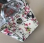 GUESS MINI CROSS BODY BAG กระเป๋าถือหรือสะพายรุ่นฮิตจาก GUESS FACTORY วัสดุ Saffiano PVC คุณภาพดี นิ่ม น้ำหนักเบา ด้านหน้าประดับด้วยโลโก้แบรนด์สุดหรู เปิดปิดกระเป๋าด้วยซิปสะดวกใช้ ด้านในโล่งกว้าง ซับในลายแบรนด์ สายสะพายยาวปรับได้ฟรีไซร์ ยาวสุด57cm. หูหิ้ว